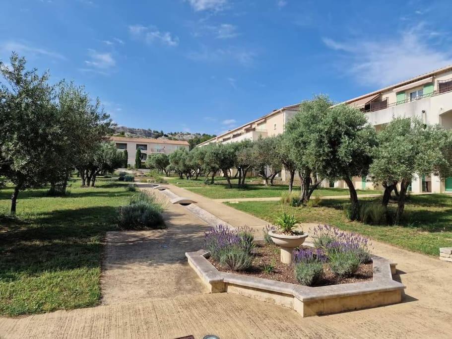 Lou Olivie, Appartement Climatise Avec Piscine Aux Pieds Alpilles Paradou Exterior photo